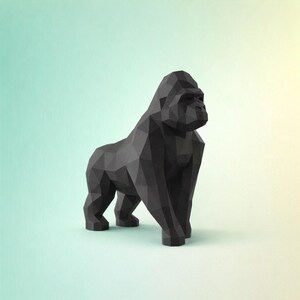 Può includere: Una scultura di gorilla geometrico nero. Il gorilla è composto da molte forme triangolari piatte, che gli conferiscono un aspetto poligonale. La scultura è a quattro zampe, con una testa e un corpo dettagliati. Lo sfondo è una sfumatura di blu chiaro e giallo.