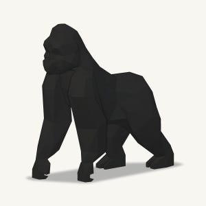Pode incluir: Uma estatueta de gorila preta com um design geométrico de baixo polígono com facetas angulares nítidas. A escultura é representada numa pose quadrúpede, exibindo um acabamento mate sólido e uma representação estilizada do animal.