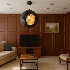 Peut inclure: Salon moderne avec des murs lambrissés bruns, un canapé beige et une table basse en bois. Un luminaire suspendu géométrique noir est suspendu au plafond et une peinture de paysage orne le mur.