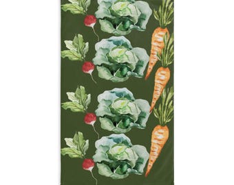 Toalla de mano con estampado de verduras en acuarela: repollo, zanahoria y rábano. Diseño de productos de cocina.