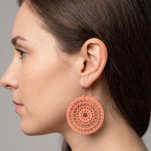 Pendientes llamativos color melocotón, pendientes mandala, estilo boho-chic, joyería de madera, colgantes ligeros y hechos a mano.