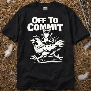 Peut inclure: T-shirt noir avec l'inscription blanche "OFF TO COMMIT". En dessous, un dessin d'un chat noir chevauchant une poule blanche. Le t-shirt est en matière souple, idéal pour un look décontracté.