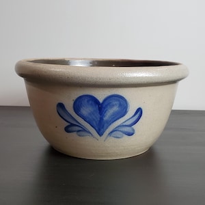 Bol para mezclar de cerámica Rowe Pottery Works, de 1993, con esmalte salino, diseño de corazón azul cobalto - 9 pulgadas
