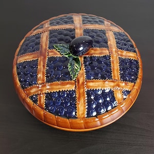 Plato vintage de cerámica europea para tarta de arándanos con tapa.
