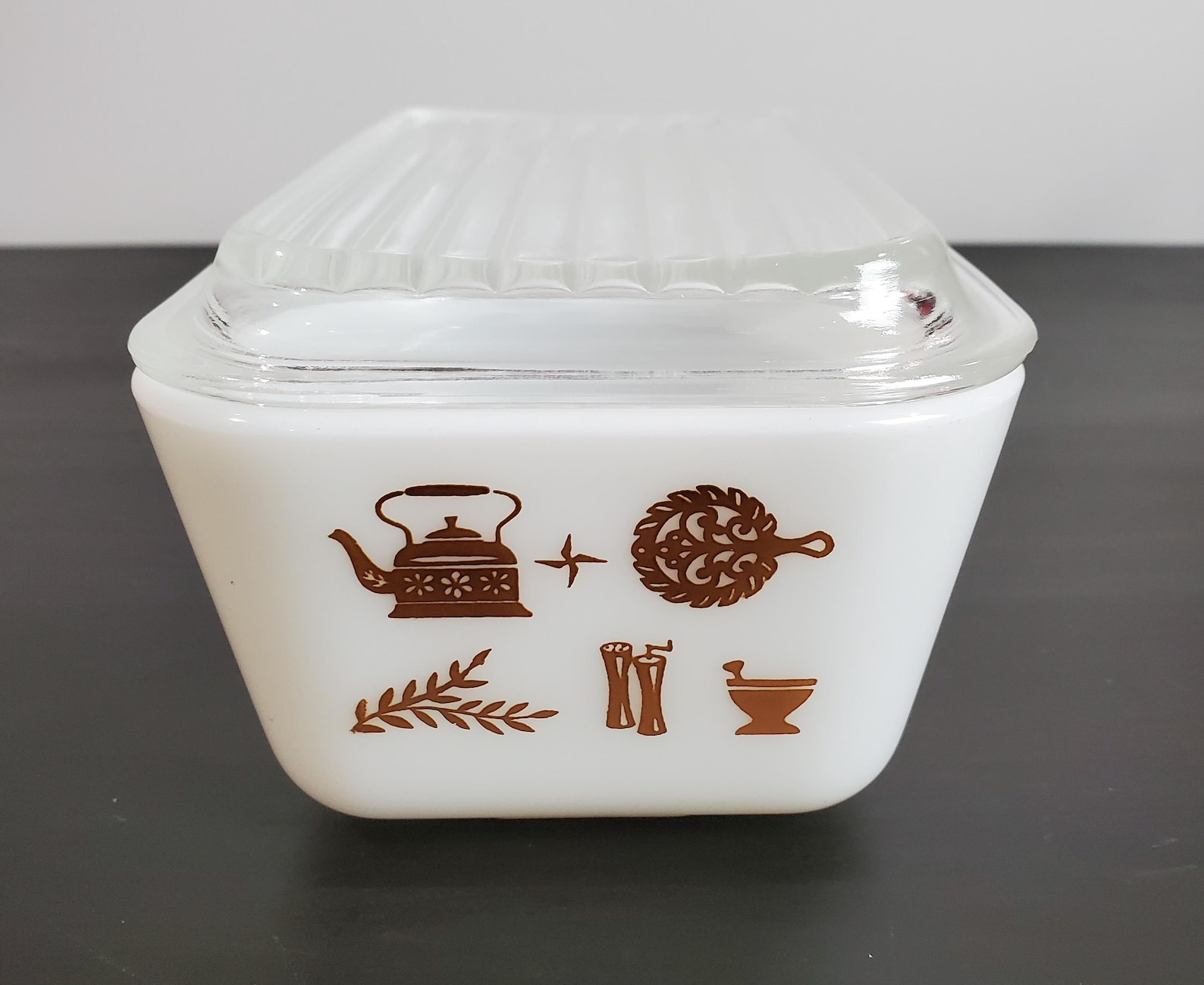 Vintage Pyrex Early American 1.5 Pint "Fridgie" Dish-502 with Lid