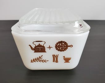 Vintage Pyrex Early American 1.5 Pint "Fridgie" Dish-502 with Lid
