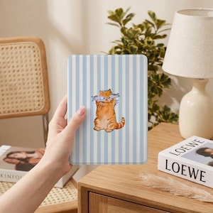 Oranje kat Kindle PapeWhite-hoes, blauw gestreepte Kobo Libra-hoes met riempje, Kindle 6" 2024, Paperwhite 12e 7", e-readerhoes