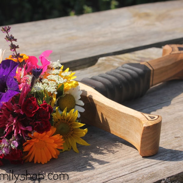 Porta ramo inspirado en ESDLA, porta ramo de flores con empuñadura de Andúril de madera para boda, porta ramo de espada de Aragorn