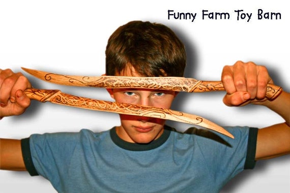 レゴラスのナイフと短剣のレプリカ。焼けた木製おもちゃの小道具