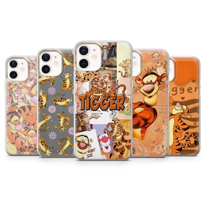 Pode incluir: Cinco capas de telemóvel com a personagem Tigrão de Winnie the Pooh. As capas apresentam vários designs, incluindo colagens, padrões e imagens em close-up de Tigrão em laranja e preto.