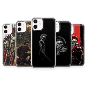 Könnte beinhalten: Eine Sammlung von Handyhüllen mit Spartanerkrieger-Designs. Die Hüllen zeigen Bilder von Spartanern in verschiedenen Posen, mit detaillierten Illustrationen in Schwarz, Rot und Gold. Die Hüllen sind für Smartphones konzipiert.