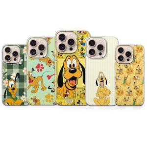 Puede incluir: Una colección de cinco fundas para teléfonos con Pluto, el perro de dibujos animados de Disney. Las fundas muestran varios diseños, incluyendo a Pluto en diferentes poses, huellas de patas y patrones florales. La paleta de colores incluye amarillo, verde y blanco.