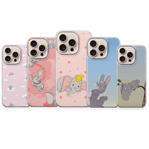 Op de afbeelding: Vijf telefoonhoesjes met Dumbo de olifant. De hoesjes hebben verschillende achtergronden, waaronder roze met wolken, roze met vliegende Dumbo, roze met sterren, blauw met olifanten en lichtgroen met olifanten op een tak. Elke hoes heeft een doorzichtige rand.