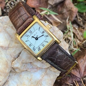 Eddie Bauer Classic Vintage 42102 Gold Tone Square Case/roman