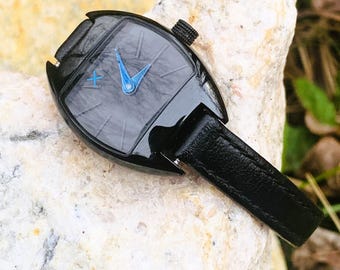 Reloj de mujer XNY/Seiko 611208 Minimalista, totalmente negro, con caja, esfera y correa de cuero esmaltadas.