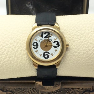 Guess Retro 1995 Round Gold Tone/White Face/Large Numbers/Black Leather Guess Logo Wristwatch New Battery!