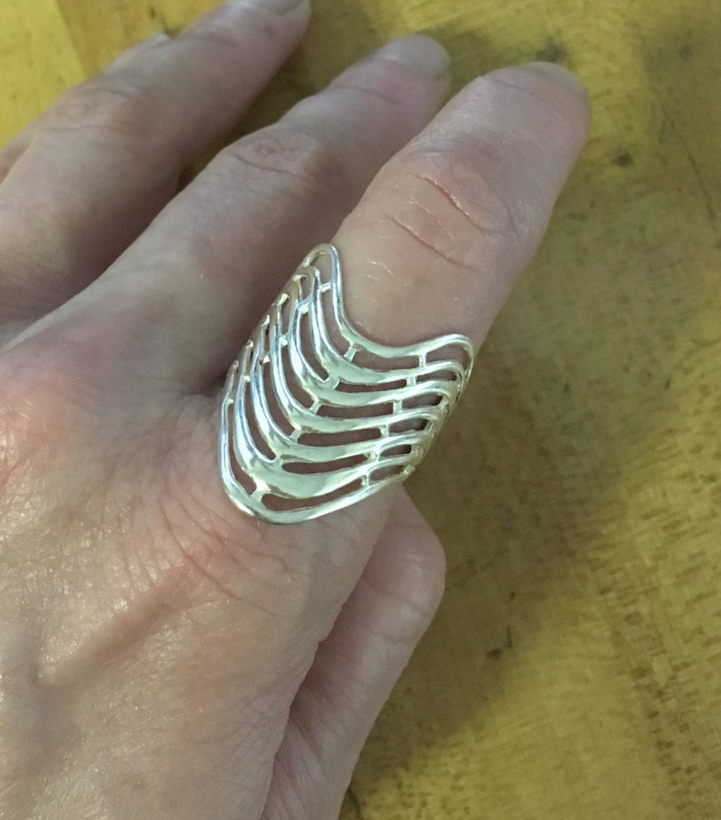 Wavy /& Stylish HAN Sterling Silver Ring Size 8.5