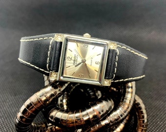 Orologio da polso Embassy/Gruen con lunetta tempestata di gemme: tonalità argento, cinturino in pelle nera