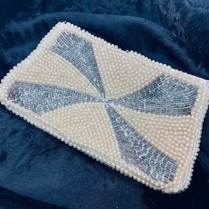 Monedero formal vintage con cuentas de rueda de pino en marfil y plata, con cremallera y cuentas, hecho a mano, hecho en Japón.