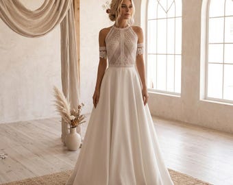 Vestido de novia bohemio de encaje y satén, corte en A, mangas desmontables, detalles de perlas y ajuste personalizado.