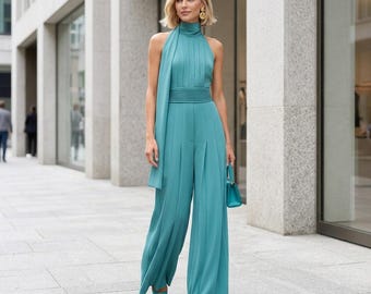 Mono de mujer con cuello halter, falda ancha plisada, ideal para invitadas de boda o damas de honor. Conjunto de verano.