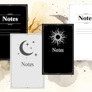 Puede incluir: Cuadernos con diseños celestiales. Los cuadernos presentan la palabra "Notas" en una fuente serif. Un cuaderno tiene un diseño de sol, otro tiene una luna y estrellas, y los otros son en blanco y negro.