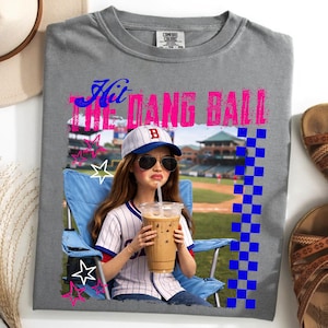 Peut inclure: Panneau en bois fait à la main avec l'inscription "Welcome to our home" dans un style manuscrit. Le panneau est peint en blanc avec des lettres noires et une finition vieillie, adapté à l'intérieur ou à l'extérieur.