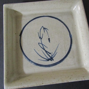 Plato/cuenco orgánico para ikebana y bonsái "Kotobuki", de cerámica japonesa hecha a mano en horno de leña, con la inscripción "felicitaciones" o "larga vida", del artista Hiroshi Ogawa.