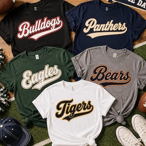 Chemise personnalisée avec nom d'équipe, t-shirt avec inscription mascotte rétro, chemise esprit d'école pour le jour du match, cadeau personnalisé entraîneur de maman sportive
