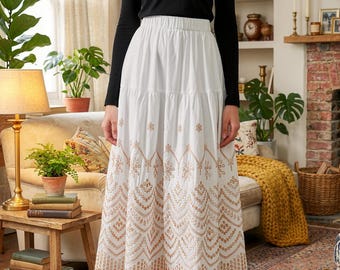 Witte boho maxi-rok met oogjes, geborduurd kant, elastische taille, soepel vallend