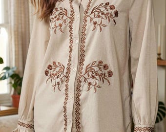 Geborduurde kaki damesblouse, bohotop met bloemen en lange mouwen, casual shirt met knopen aan de voorkant