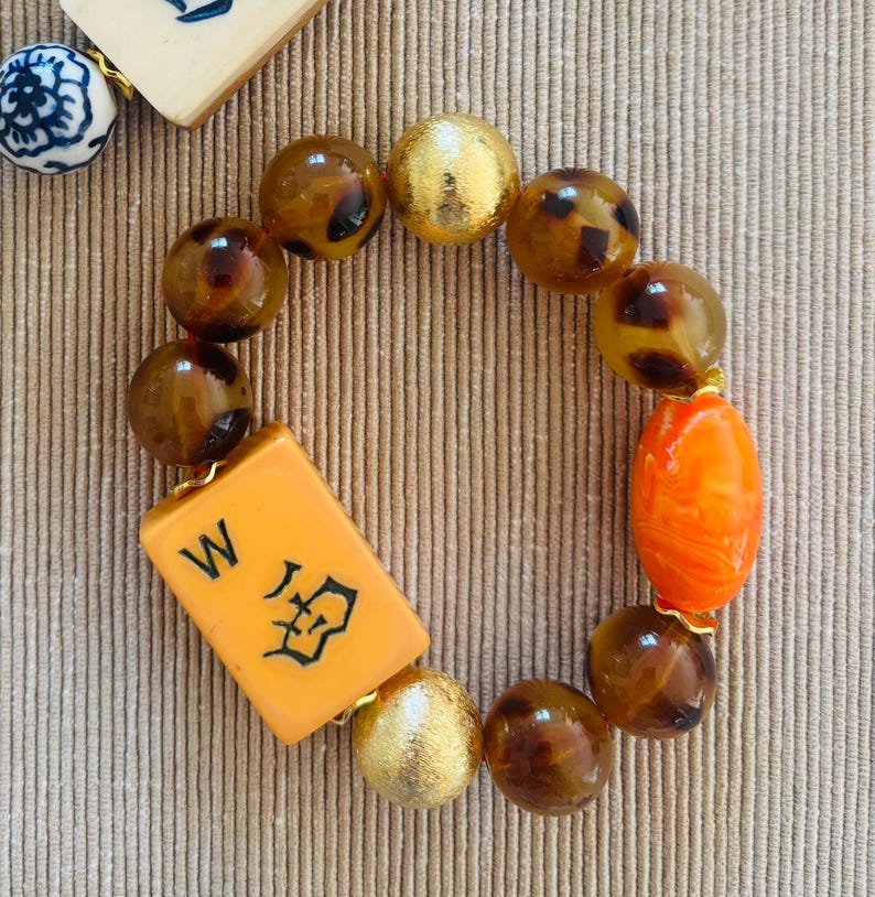 Pulsera de cuentas hecha a mano con diseño de fichas de mahjong vintage de la década de 1920, "Summah". bakelite west wind