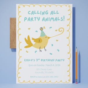 Può includere: Un invito a una festa con un uccello giallo con un cappello da festa. Il testo "CALLING ALL PARTY ANIMALS!" è in alto, con i dettagli della festa sotto. L'invito ha uno sfondo bianco con un bordo giallo e una matita.