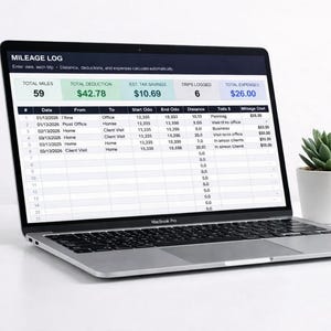 Pode incluir: Um laptop MacBook Pro prateado exibindo uma planilha de registro de quilometragem com campos de dados para milhas, deduções e despesas. Uma pequena suculenta em um vaso branco está à direita. A tela mostra "MILEAGE LOG".