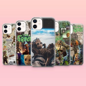 Puede incluir: Una taza de cerámica blanca con un asa negra y el texto "But First, Coffee" en negrita negra. La taza está sobre un fondo borroso. La taza mide aproximadamente 10 cm de altura.