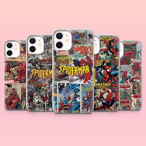 Puede incluir: Un conjunto de cinco fundas para teléfono con ilustraciones de cómic de Spider-Man. Las fundas muestran varias poses de acción y portadas de cómics con las palabras "Spider-Man", "Marvel" y "Amazing Fantasy".