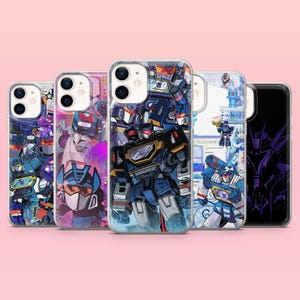 Op de afbeelding: Een verzameling van vijf telefoonhoesjes met kleurrijke robotillustraties. De hoesjes tonen verschillende robotontwerpen in blauw, paars en zwart, met ingewikkelde details en dynamische poses. De hoesjes staan tegen een zachtroze achtergrond.