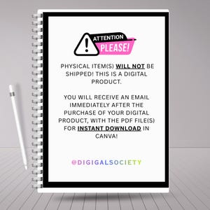 Pu&ograve; includere: Un quaderno bianco a spirale con bordo nero e un avviso di prodotto digitale. L'avviso include un simbolo di avvertimento e il testo "ATTENTION PLEASE!" seguito da informazioni sui download digitali e sulla piattaforma Canva.