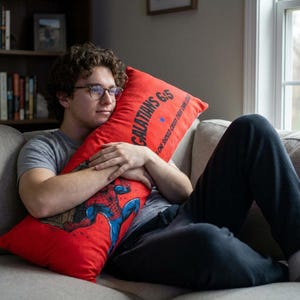 Gálatas 6:5 "...Cada uno carga con su propia carga" Almohada corporal / Spidey