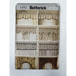 以下が含まれることがあります： Butterick 3492の裁縫型紙封筒。様々な窓用バランスやカーテンのデザインイラストが描かれています。パッケージには、花柄、フリル、ギャザーヘッダーを備えた複数の布製ウィンドウトリートメントのスタイルが示されています。