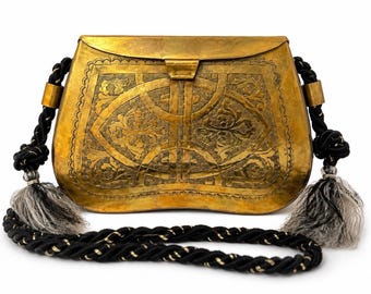 Bolsa de festa boho vintage em latão gravado, forrada com veludo azul.