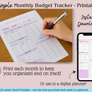 Może przedstawiać: Drukowany miesięczny tracker budżetu z sekcjami na dochody, oszczędności, rachunki i miesięczne wydatki. Tracker jest przeznaczony do użytku w planerze lub do wydrukowania dla indywidualnego użytku. Obraz pokazuje rękę piszącą na trackerze długopisem.