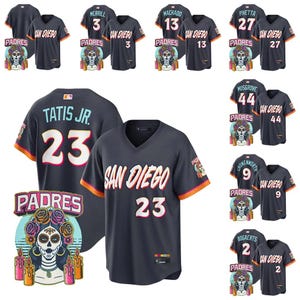 Può includere: Maglie da baseball blu navy dei San Diego Padres con nomi e numeri dei giocatori. Le maglie presentano dettagli arancioni e bianchi, con il logo dei Padres e una toppa a tema Giorno dei Morti. Sono visibili vari numeri di giocatori.