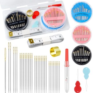 Puede incluir: Un kit de costura con varias herramientas, que incluyen agujas, cintas métricas, dedales y enhebradores de agujas. El kit incluye múltiples juegos de agujas en recipientes redondos, una caja de plástico transparente y agujas individuales. Las cintas métricas están en centímetros.