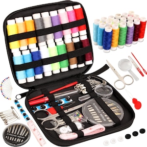 Puede incluir: Un kit de costura negro con cremallera que contiene carretes de hilo de colores, agujas, tijeras y botones. El kit incluye hilos amarillos, azules y morados. Un kit de costura compacto y organizado, ideal para viajes.