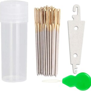 Puede incluir: Un kit de costura con un recipiente de plástico transparente, un paquete de agujas con ojo dorado, un enhebrador de agujas y una herramienta enhebradora de metal blanco. Las agujas son plateadas con ojos dorados. El enhebrador es verde.