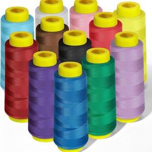 Puede incluir: Una colección de coloridas bobinas de hilo. Las bobinas son de varios colores, incluyendo rojo, azul, verde, morado y amarillo. Cada bobina tiene una parte superior e inferior amarillas. Los hilos están bien enrollados, lo que sugiere que son nuevos y sin usar.