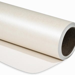 Puede incluir: Un rollo de papel blanco roto nacarado. El papel está parcialmente desenrollado, revelando una superficie lisa y reflectante. El núcleo del rollo es visible, hecho de cartón marrón oscuro. El papel tiene un brillo sutil, lo que sugiere un acabado de alta calidad.