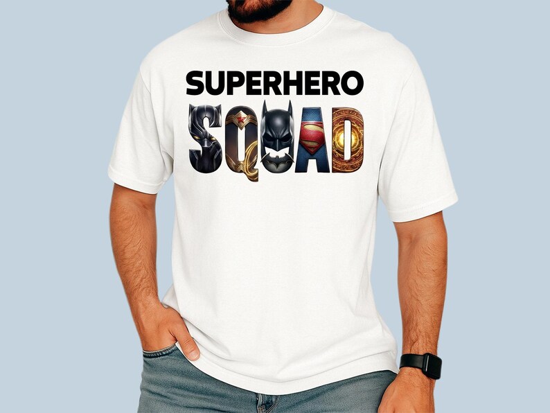 Puede incluir: Camiseta blanca con la frase "SUPERHERO SQUAD" en letras negras. La palabra "SQUAD" est&aacute; dise&ntilde;ada con logotipos de superh&eacute;roes: Pantera Negra, Wonder Woman, Batman, Superman y Doctor Strange.