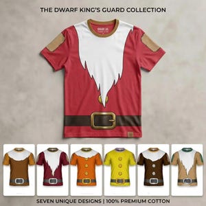 Puede incluir: Una camiseta roja de manga corta de la colección The Dwarf King's Guard con un gráfico de barba blanca, un cinturón marrón con hebilla dorada y parches beige en los hombros. La prenda tiene cuello marrón y una etiqueta en el dobladillo.